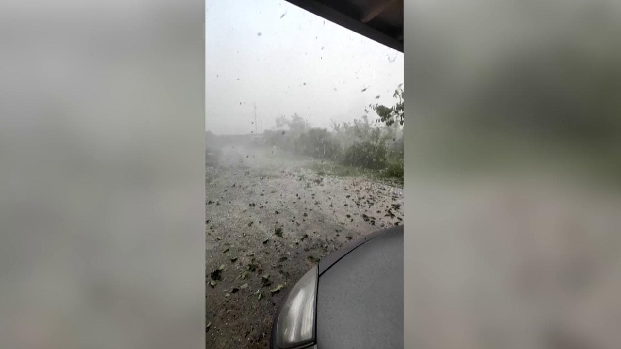 Tempesta di grandine in Francia, i chicchi imbiancano il terreno