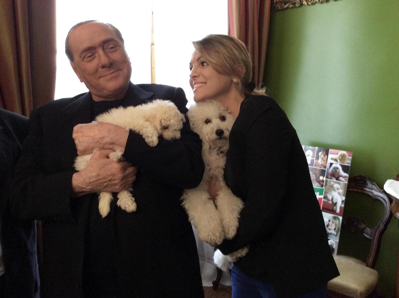 Francesca Pascale con Silvio Berlusconi e i cani Dudu e Dudina