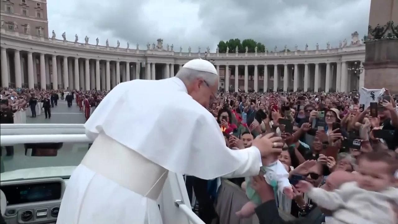 Prima Udienza Generale di Leone XIV: il Pontefice saluta i fedeli a bordo della papamobile