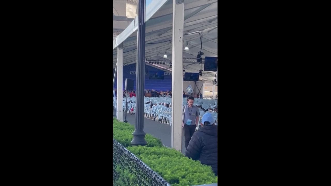 New York, la rettrice della Columbia University fischiata dagli studenti pro-Pal: "Liberate Mahmoud"