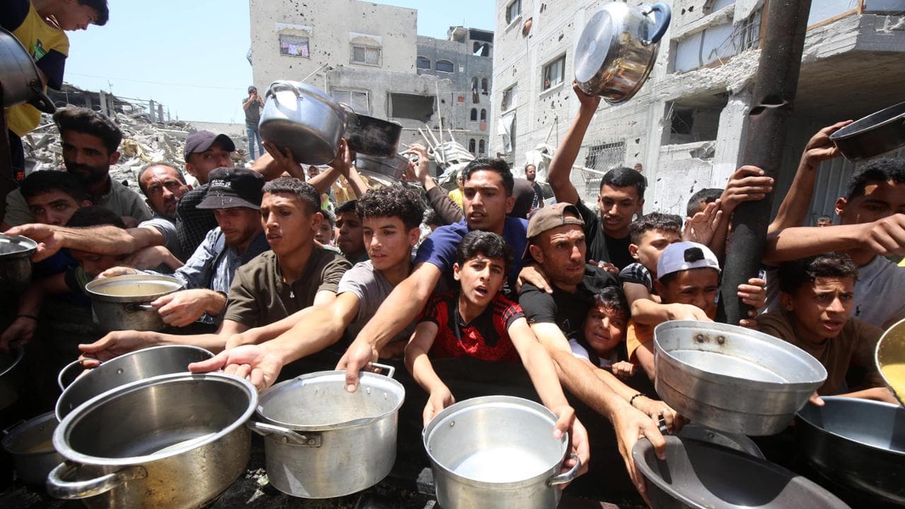 La fame a Gaza: i bambini si accalcano per gli ultimi resti di cibo