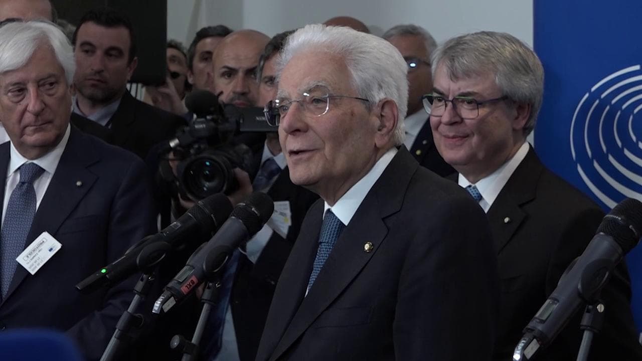 Mattarella: "Momento storico complicato, l'Ue definisca le regole di convivenza nel mondo"