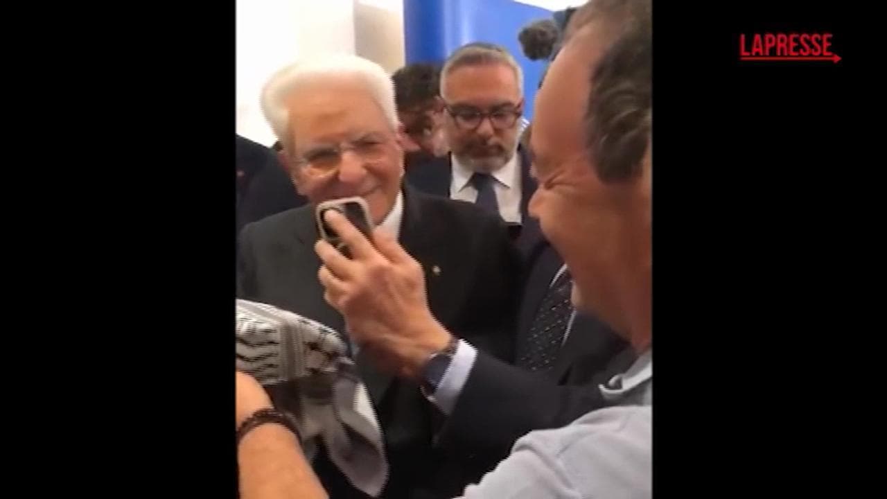Bruxelles, Mimmo Lucano regala una kefiah al presidente Sergio Mattarella