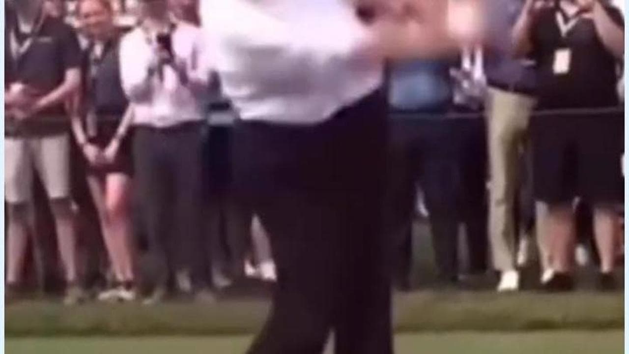 Trump prende in giro Springsteen: pubblica un video in cui lo fa cadere con una pallina da golf