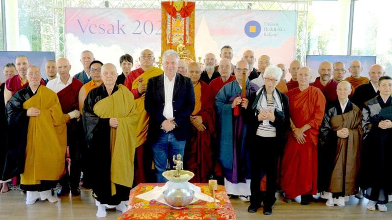 Vesak 2024: al centro, Filippo Scianna, presidente dell’Ubi. Il Vesak 2025, festività in memoria del Buddha, inizia oggi e dura tre giorni con appuntamenti, anche mondani, a Milano: domenica sera l’incontro con Richard Gere e con Jetsun Pema, la sorella del Dalai Lama (foto di Antonio Bocola)