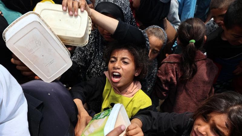 Gaza, in fuga dai raid e in cerca di cibo: il dramma dei civili palestinesi