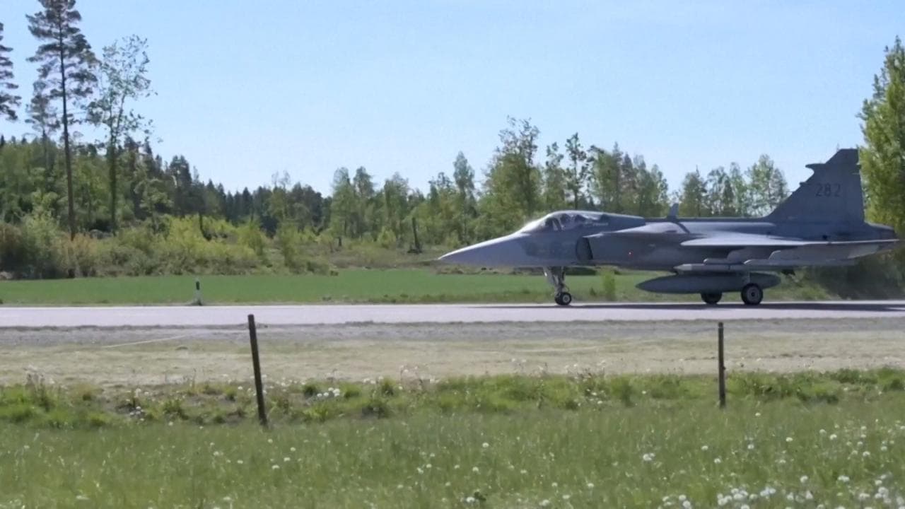 L'addestramento dei jet svedesi: i caccia decollano e atterrano su una strada pubblica