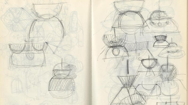 Disegnata nel 1964 e prodotta dal 1969, la lampada da soffitto Cetra si caratterizza per due diffusori sferici. Qui gli schizzi preparatori di Vico Magistretti
