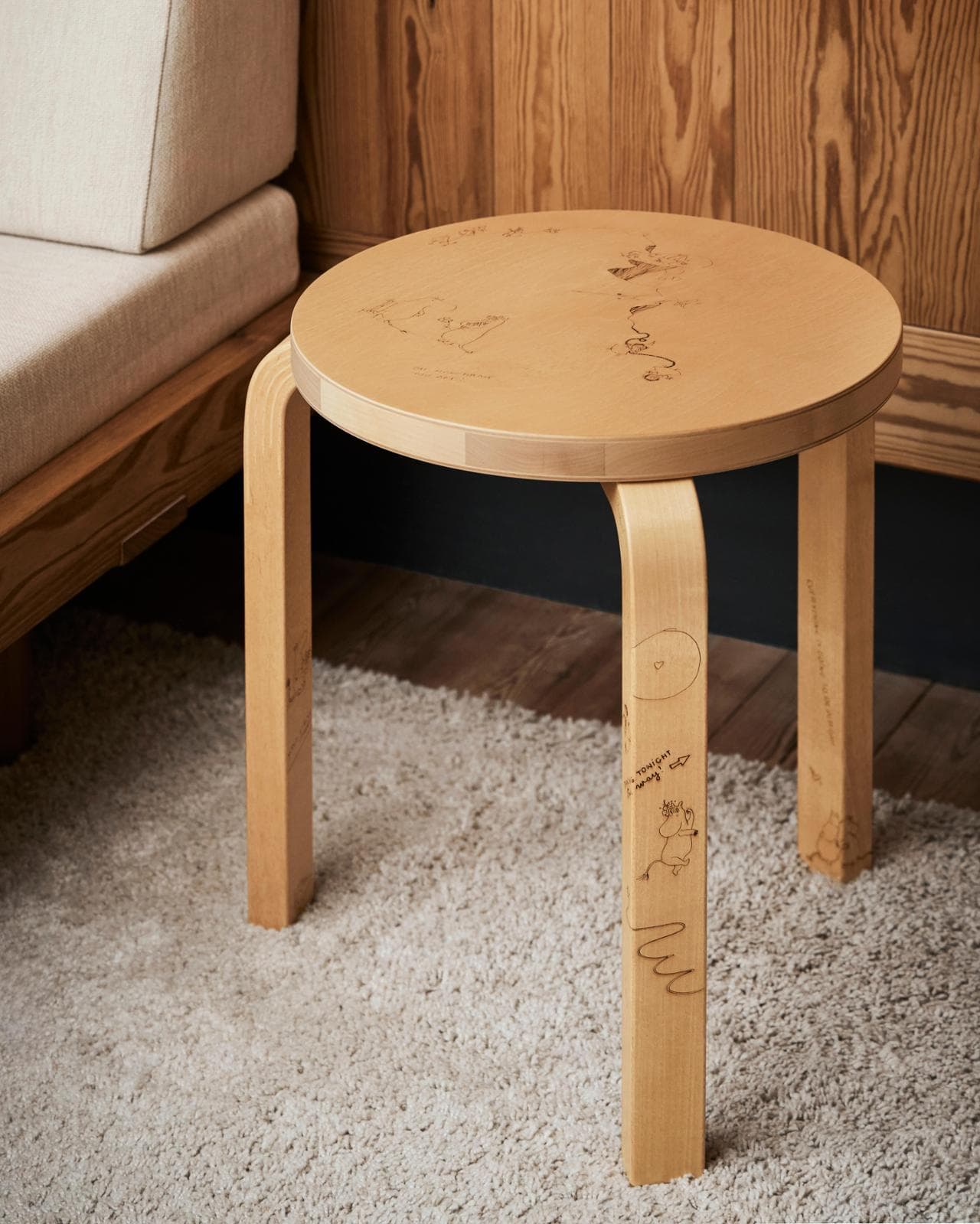 Le illustrazioni dalla prima striscia a fumetti Moomin incise sullo sgabello Stool 60 di Artek