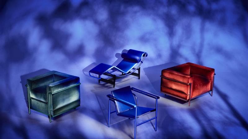 Per festeggiare i 60 anni della collezione Le Corbusier, Pierre Jeanneret e Charlotte Perriand, Cassina lancia nei colori rosso, blu e verde quattro storiche sedute (foto Luca Merli)