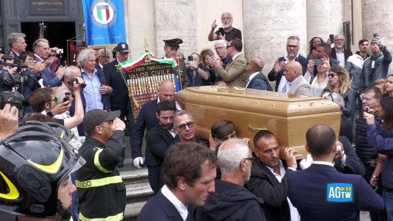 Applausi e commozione ai funerali di Nino Benvenuti
