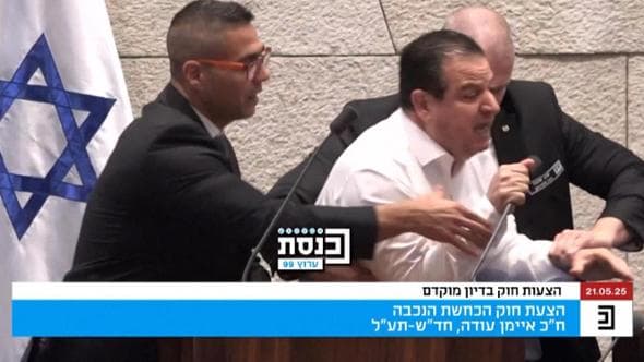 Israele, deputato attacca la maggioranza: "Avete ucciso 19.000 bambini". Allontanato dall'aula