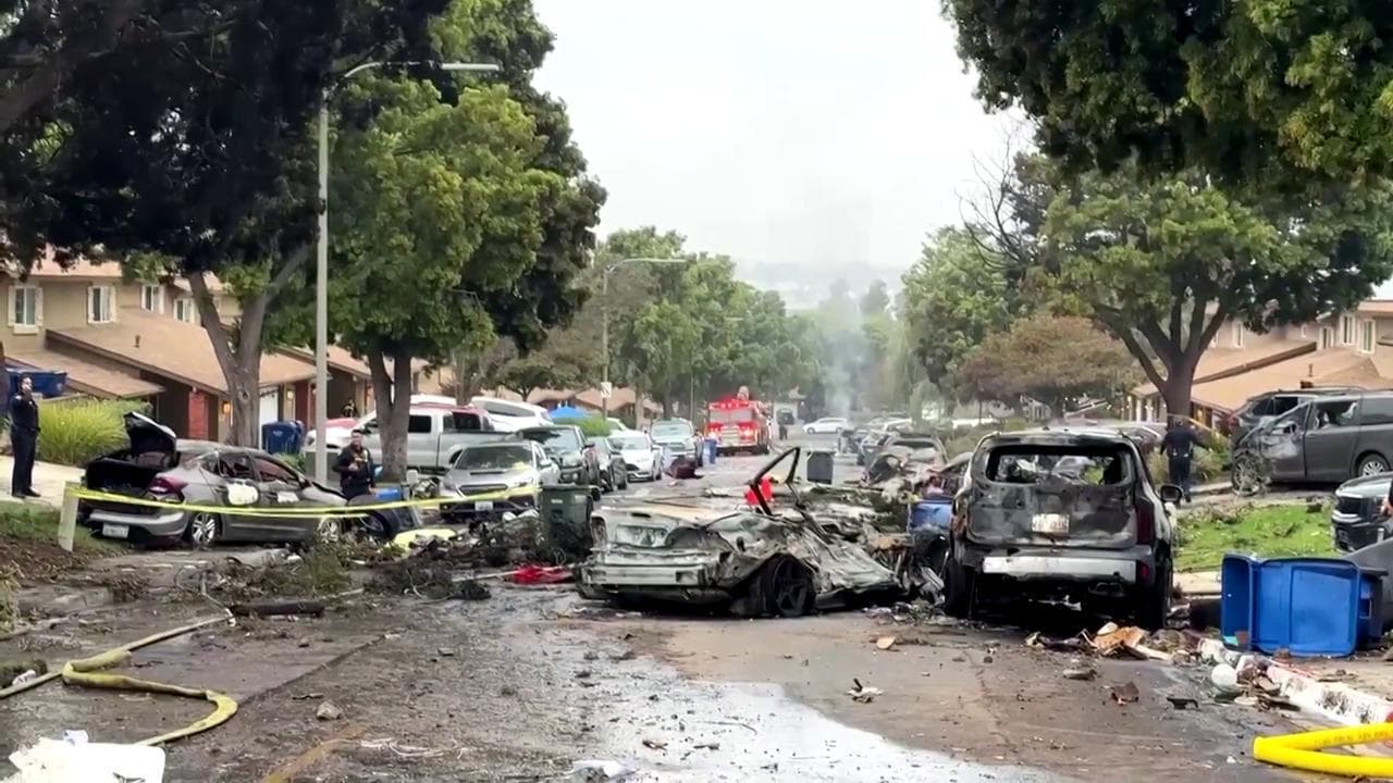 San Diego, aereo privato si schianta su abitazioni e auto: le immagini dei danni