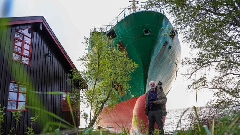 Norvegia, si sveglia con una nave cargo arenata nel giardino