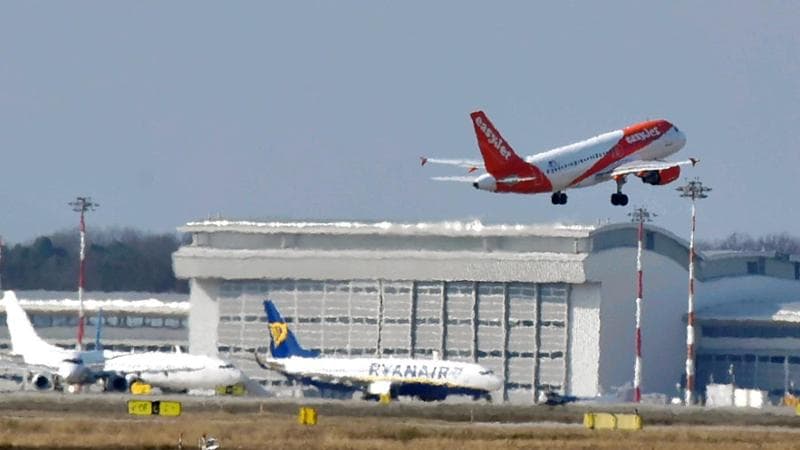 Famiglia italiana con bimba autistica cacciata da volo Praga-Milano. EasyJet respinge responsabilità