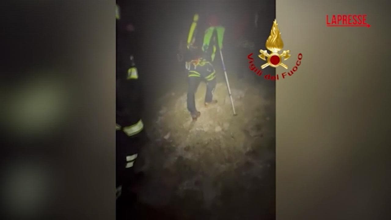 Precipita con il parapendio ad Ascoli: il video dei soccorsi dopo una notte passata tra la neve