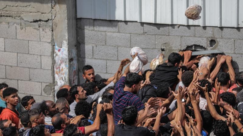 Aiuti con il contagocce e civili allo stremo, a Gaza assalto ai forni