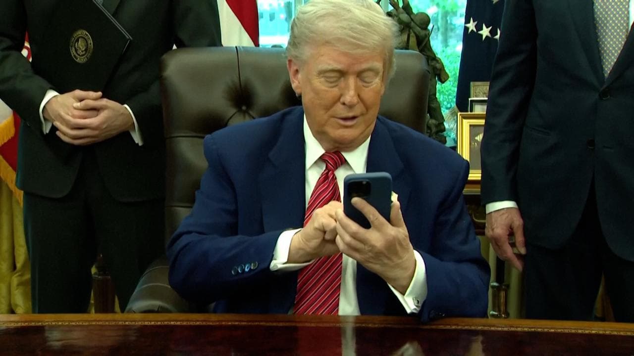 Trump, squilla il cellulare nello Studio Ovale: "E' solo un membro del Congresso…"
