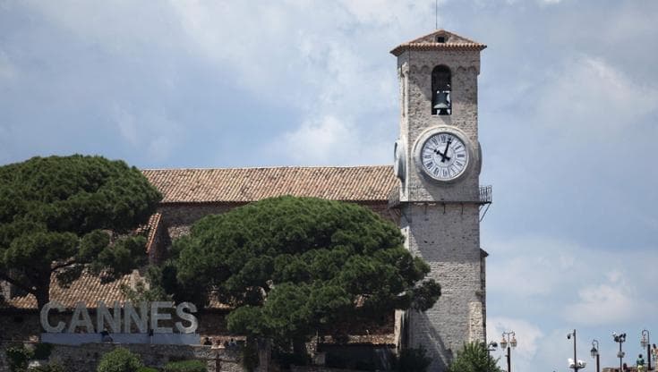 L'orologio della torre di Cannes nel quartiere storico Le Suquet è fermo pochi minuti dopo le 10
