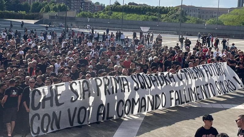 La contestazione dei tifosi del Milan