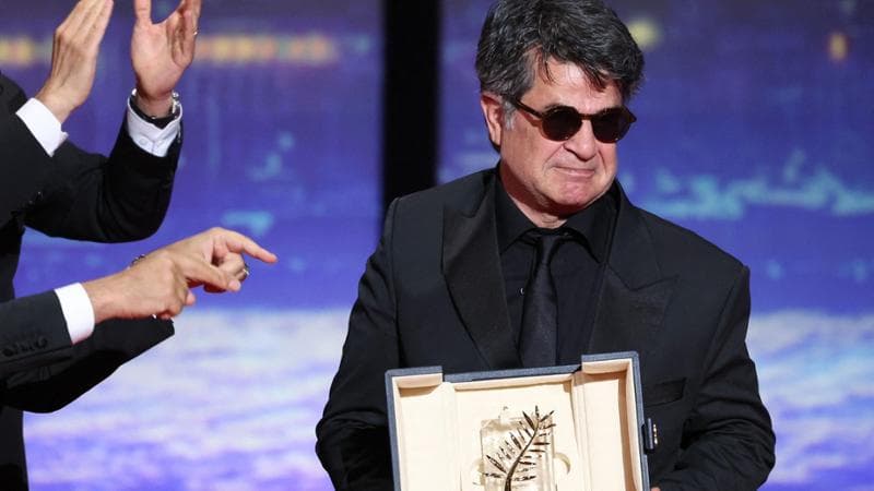 Cannes 2025, vince il regista iraniano dissidente Jafar Panahi: “Nessuno può dirci come vestirci”