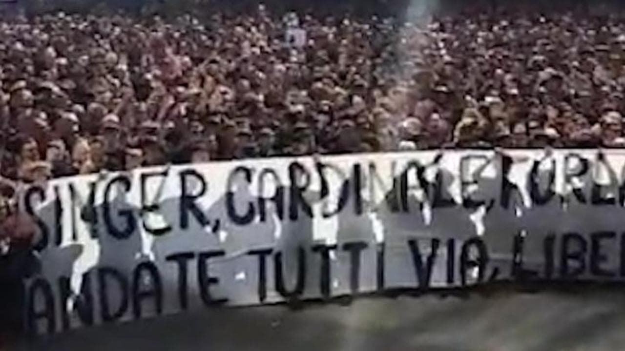 La contestazione sotto la sede del Milan. I tifosi inneggiano a Paolo Maldini