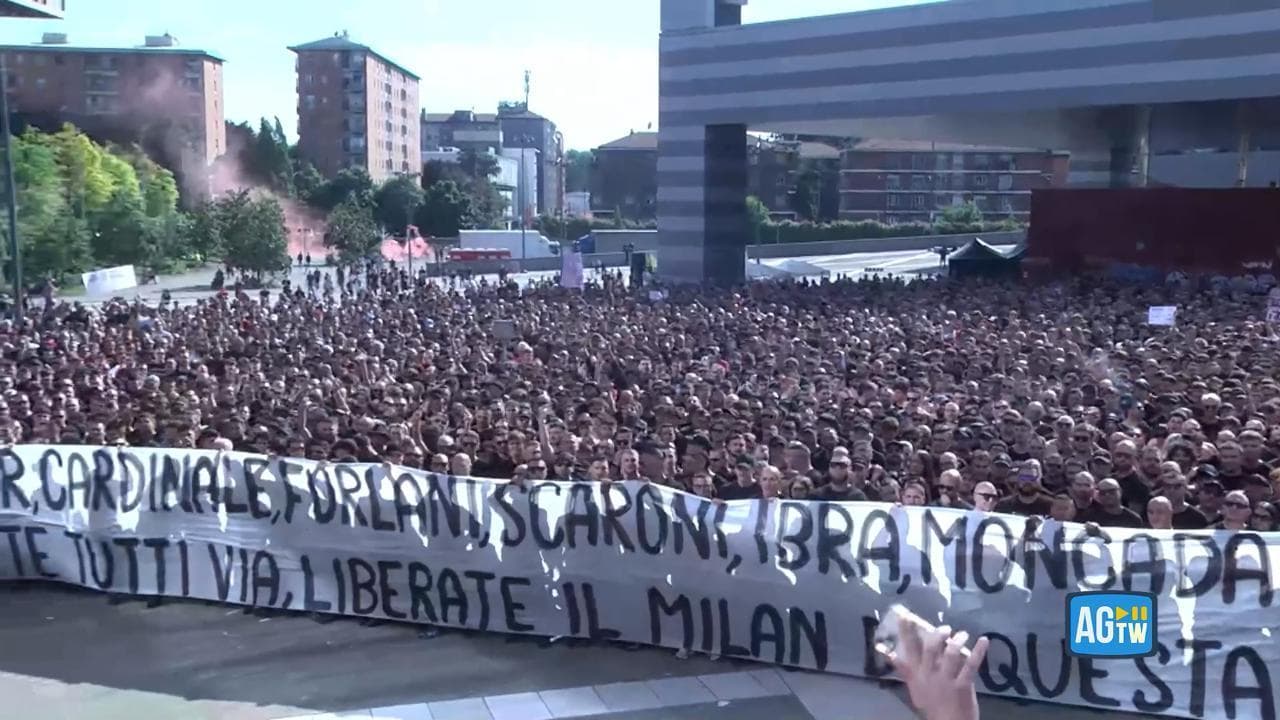 Milano, la contestazione dei tifosi del Milan sotto la sede del club