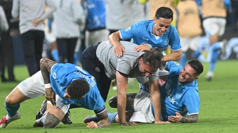 Giacomo Raspadori, Giovanni Di Lorenzo e Matteo Politano nella notte dello scudetto

