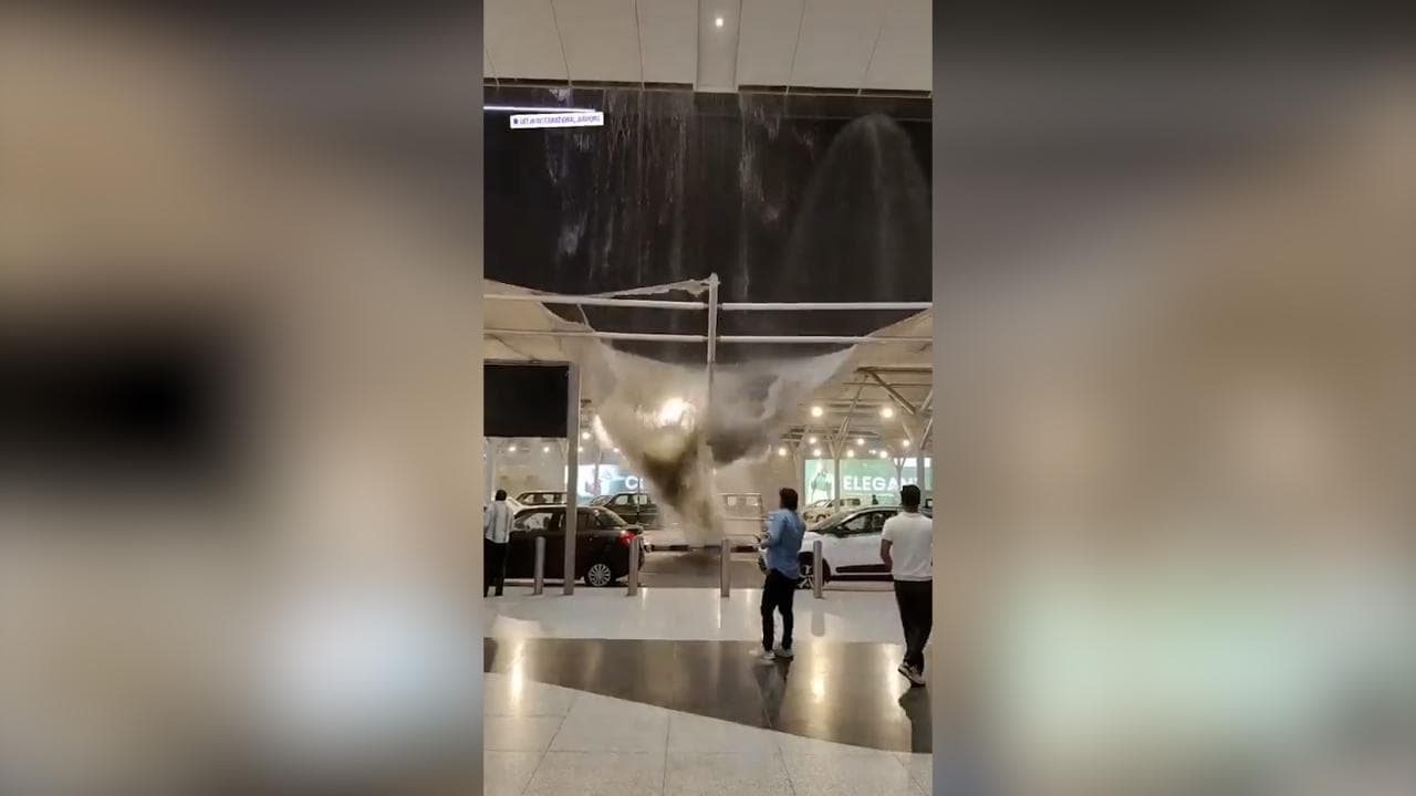 India, nubifragio a Nuova Delhi: il tendone dell'aeroporto crolla sotto il peso della pioggia