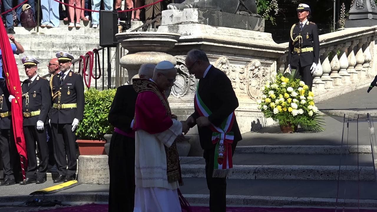 Il Papa dopo l'omaggio del sindaco Gualtieri in Campidoglio: "Oggi posso dire di essere romano"