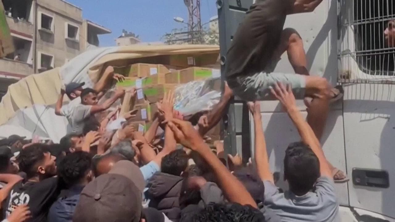 Gaza, tir con aiuti umanitari presi d'assalto dalla folla