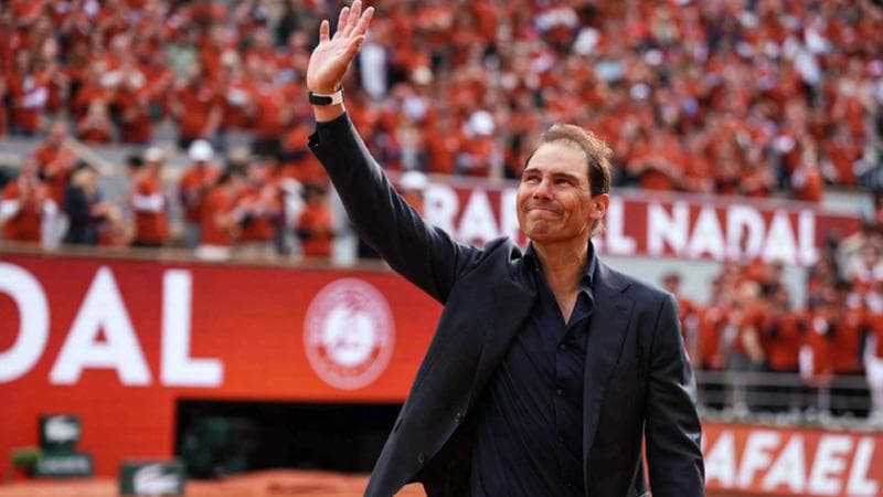 Rafa Nadal, lacrime per il tributo del Roland Garros. L’abbraccio di Federer, Djokovic e Murray