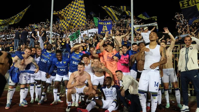La festa dei giocatori del Verona a Empoli