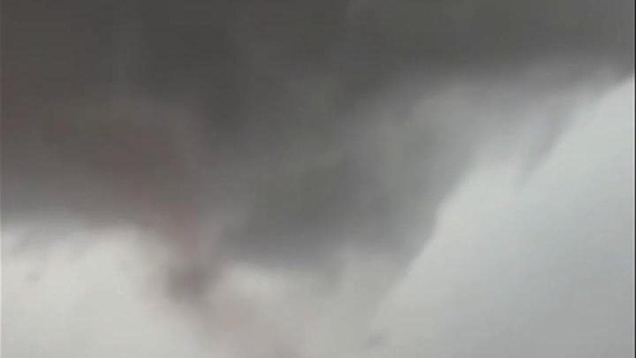 Texas, il "touchdown" del tornado: la famiglia in auto cattura il momento in cui tocca terra