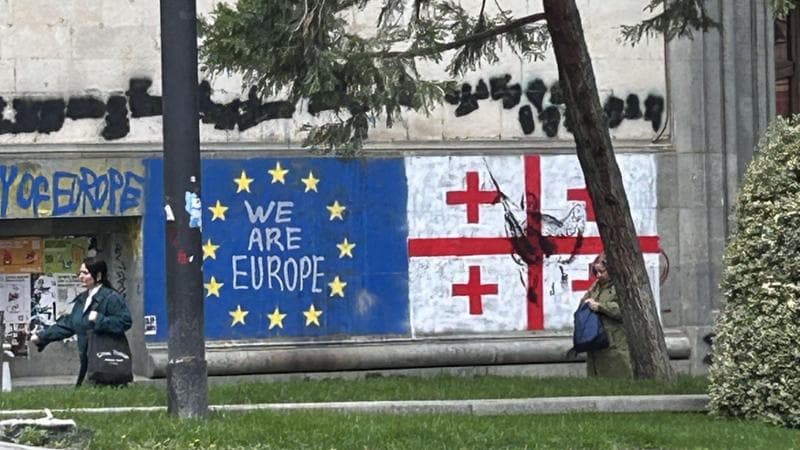 Un murale filo europeo realizzato lungo il viale Rustaveli a Tbilisi - Foto di Paolo Ribichini