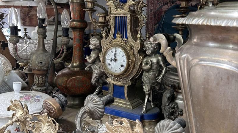 Dettaglio nello spazio dedicato all'antiquariato del mercato delle pulci di Tbilisi - Foto di Paolo Ribichini