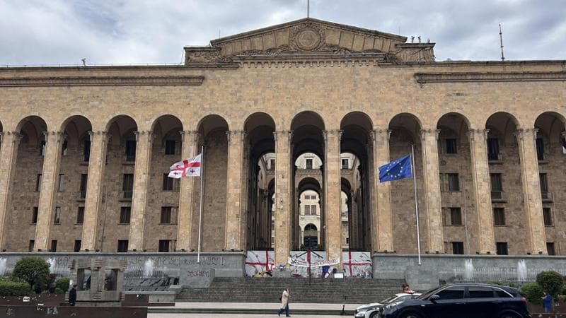 La facciata del Parlamento georgiano. In cima alla scalinata il presidio fisso dei manifestanti - Foto di Paolo Ribichini