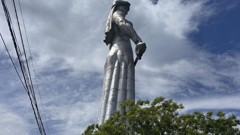 La Madre della Georgia, la statua in alluminio che domina la città di Tbilisi - Foto di Paolo Ribichini