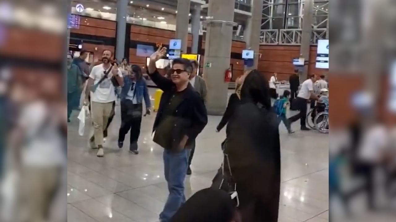 Il regista dissidente Panahi, palma d'oro a Cannes, torna a Teheran: gli applausi all’aeroporto
