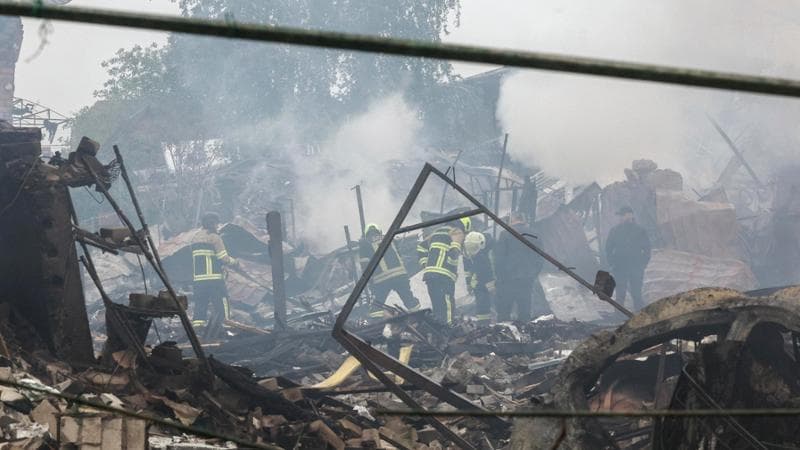 epa12133430 Ukrainian rescuers work at the site of a residential area struck by a rocket as a result of an overnight strike in a village near Kyiv, Ukraine, 25 May 2025, amid the ongoing Russian invasion. At least 12 people were killed across Ukraine, including children, and dozens more were injured, after Russia launched a large-scale attack with at least 69 missiles and nearly 300 drones in 13 different regions, the State Emergency Service confirmed on 25 May.  EPA/SERGEY DOLZHENKO