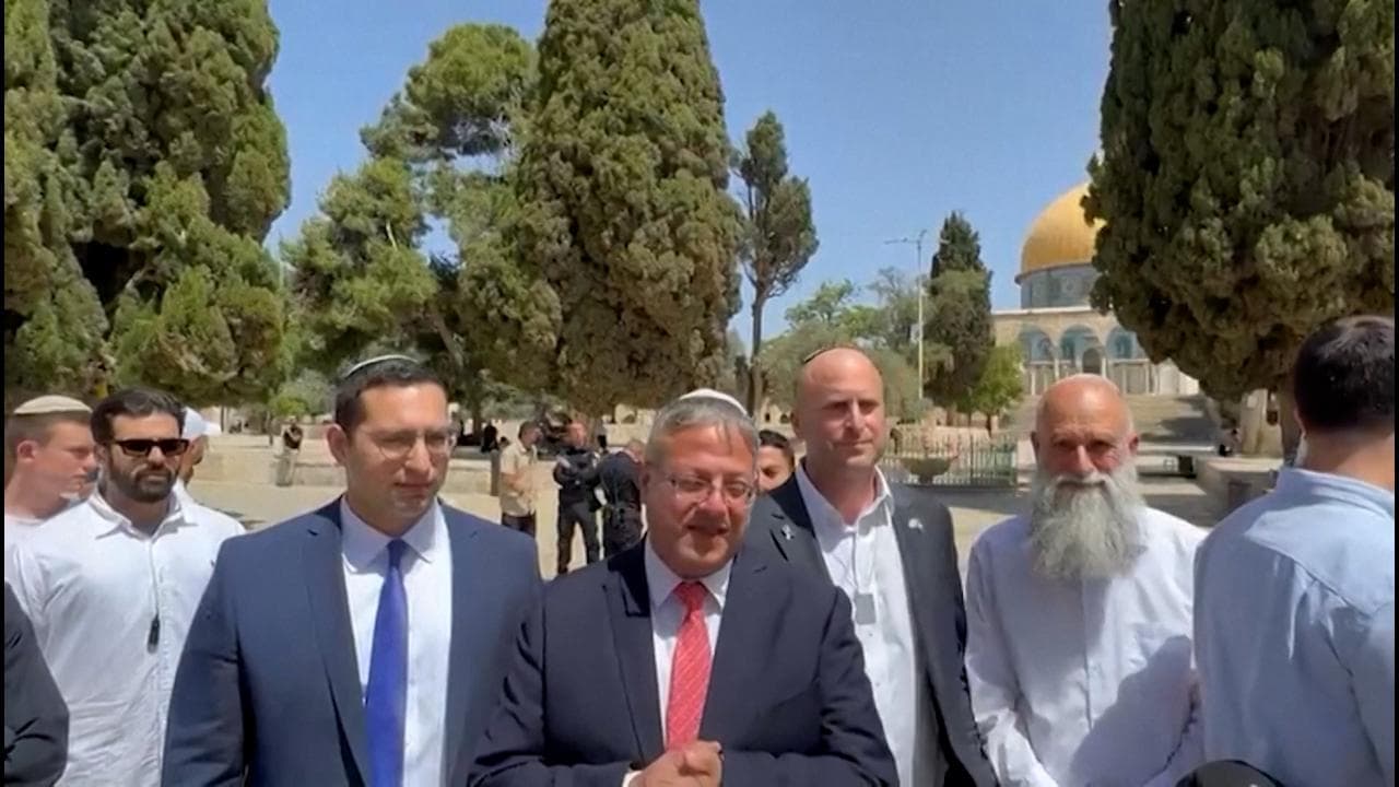 Gerusalemme, ministro israeliano Ben Gvir sulla Spianata delle Moschee prega per la vittoria a Gaza