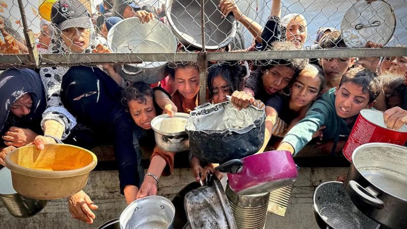 Khan Younis, Gaza (25 maggio): l'attesa per il cibo distribuito da organizzazioni umanitarie