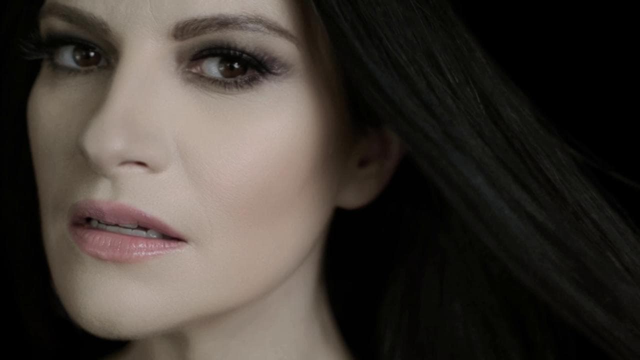 Laura Pausini, il video di "Turista", il "suo" Bad Bunny