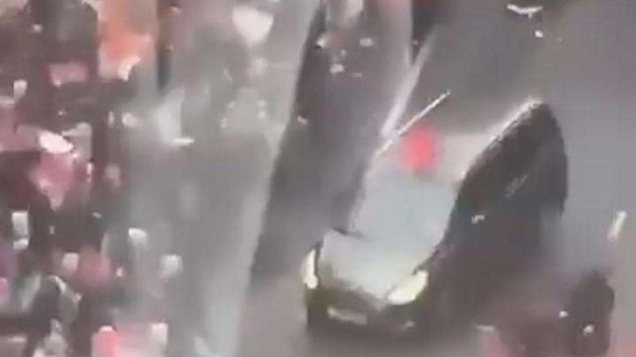 Liverpool, auto travolge i tifosi durante la parata della squadra: diversi feriti