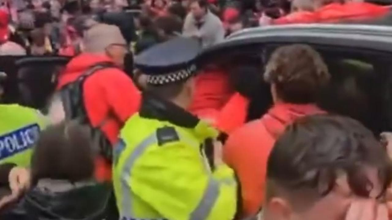 Liverpool, auto sulla folla durante la parata: i tifosi tentano di linciare il conducente