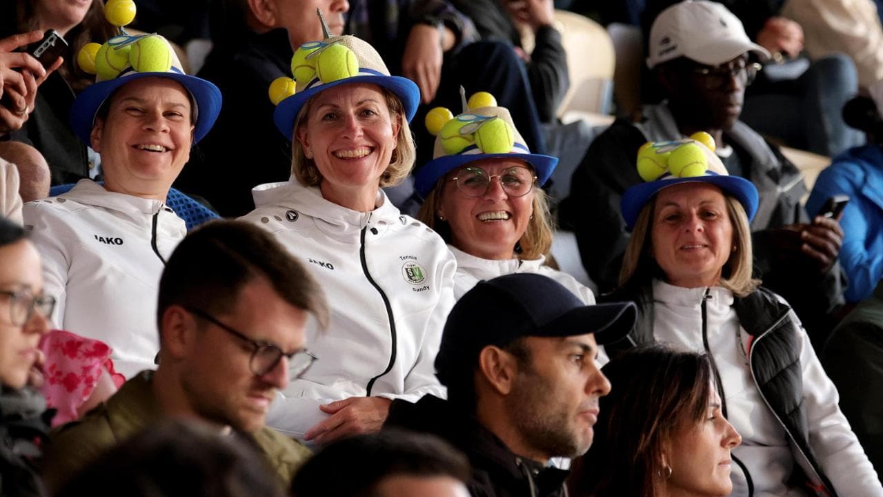 Alcune tifose di Rinderknech, indossano cappelli speciali dedicati al tennis