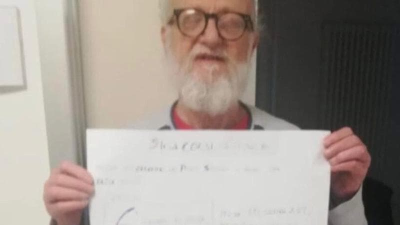Francesco Migliorelli mentre protesta