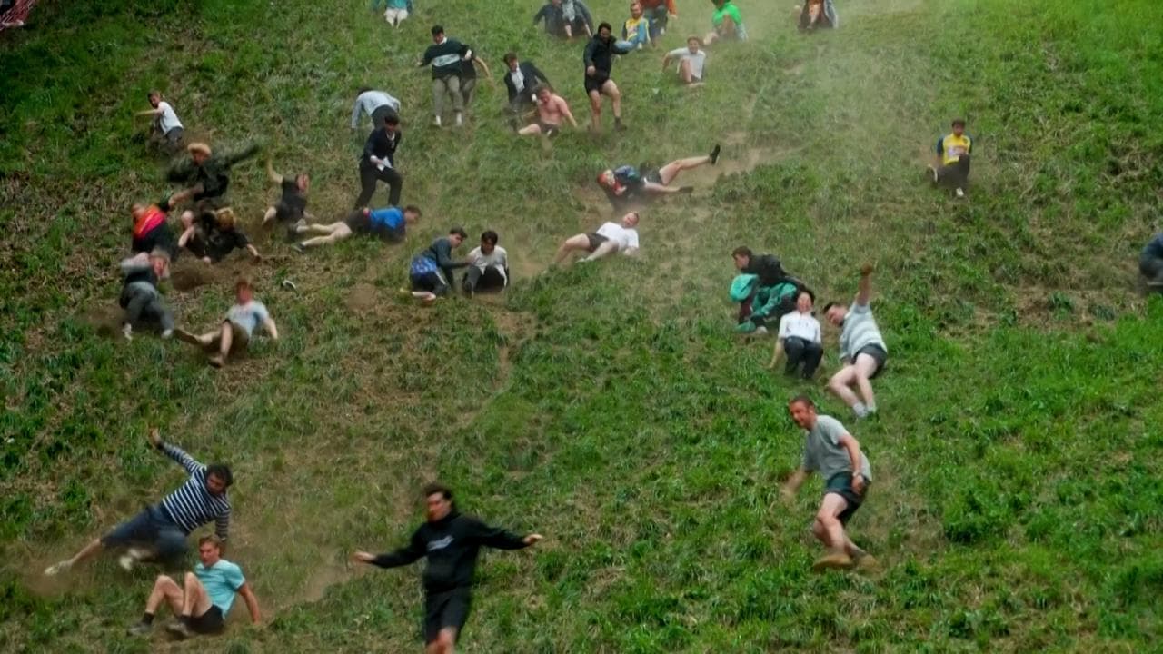 Inghilterra, gettarsi rotolando dal pendio ripido: torna la folle gara del "cheese rolling"