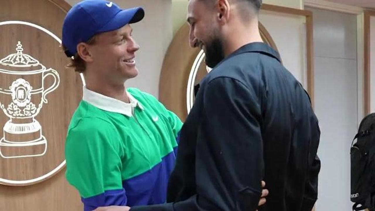 Tennis, il primo tifoso di Sinner al Roland Garros è Donnarumma: l'abbraccio tra i due fuoriclasse