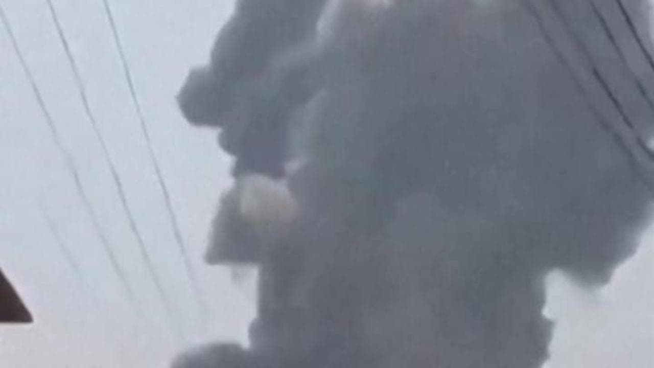 Cina, esplosione in un impianto chimico dello Shandong: un'alta colonna di fumo si alza in cielo
